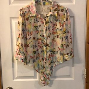 🎉 Butterfly blouse semi-sheer 🎉